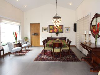 Foto 14 de One Level Home With Traditional and Modern Touches in Residential Community