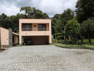 Foto 3 de One Level Home With Traditional and Modern Touches in Residential Community