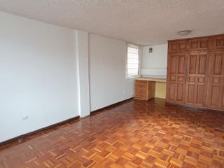 En renta casa comercial independiente 5 dormitorios, 4  parqueadero. Quito Norte Ponceanorsidad Central, Colon y America.