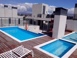 Foto 1 de Alquiler temporario de departamento en Carlos Paz con patio, piscina y cochera