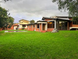 CASA DE VENTA EN TUMBACO CERCA DE LA AV. OSWALDO GUAYASAMÍN!!