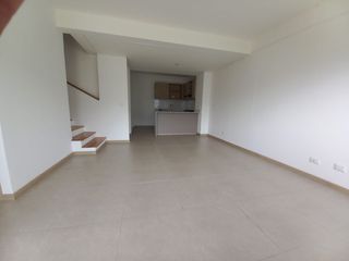 ¿Estabas buscando una CASA UNIFAMILIAR para ARRENDAR cómoda y en unidad cerrada? ¡Tenemos un inmueble que te puede interesar en la Unidad Llano Azul, en el municipio de Girardota!