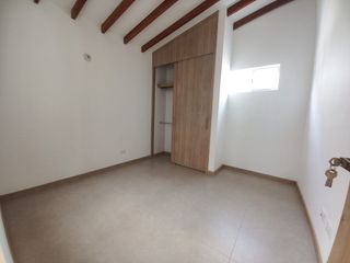 ¿Estabas buscando una CASA UNIFAMILIAR para ARRENDAR cómoda y en unidad cerrada? ¡Tenemos un inmueble que te puede interesar en la Unidad Llano Azul, en el municipio de Girardota!