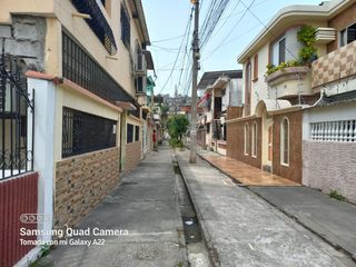 Foto 15 de VENTA DE ACOGEDORA CASA DE 2 PLANTAS EN CDLA MARTHADE ROLDOS