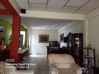 Foto 9 de VENTA DE ACOGEDORA CASA DE 2 PLANTAS EN CDLA MARTHADE ROLDOS