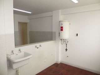 DPTO EN LA AURORA (MIRAFLORES): 2 HABIT, 1.5 BAÑOS, C/B SERV, 1 COCHERA $ 850