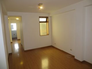 DPTO EN LA AURORA (MIRAFLORES): 2 HABIT, 1.5 BAÑOS, C/B SERV, 1 COCHERA $ 850