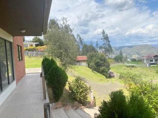 Foto 2 de Elegante villa en venta con 3.500m2 de terreno exclusivo sector, Challuabamba Alto.
