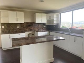 Foto 13 de Elegante villa en venta con 3.500m2 de terreno exclusivo sector, Challuabamba Alto.
