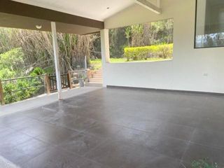 Foto 6 de Elegante villa en venta con 3.500m2 de terreno exclusivo sector, Challuabamba Alto.