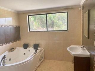 Foto 18 de Elegante villa en venta con 3.500m2 de terreno exclusivo sector, Challuabamba Alto.