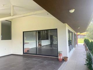 Foto 1 de Elegante villa en venta con 3.500m2 de terreno exclusivo sector, Challuabamba Alto.