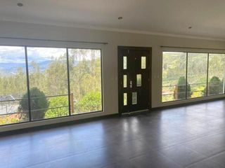 Foto 8 de Elegante villa en venta con 3.500m2 de terreno exclusivo sector, Challuabamba Alto.