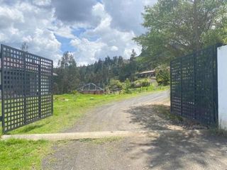 Foto 3 de Elegante villa en venta con 3.500m2 de terreno exclusivo sector, Challuabamba Alto.