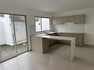 Foto 5 de casa de alquiler en manta zona norte