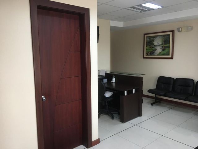 OFICINA AMOBLADA EN VENTA  AVE. ATAHUALPA Y REPUBLICA EE