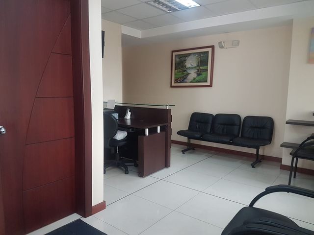 OFICINA AMOBLADA EN VENTA  AVE. ATAHUALPA Y REPUBLICA EE