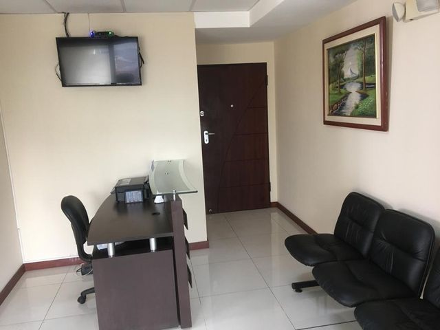OFICINA AMOBLADA EN VENTA  AVE. ATAHUALPA Y REPUBLICA EE