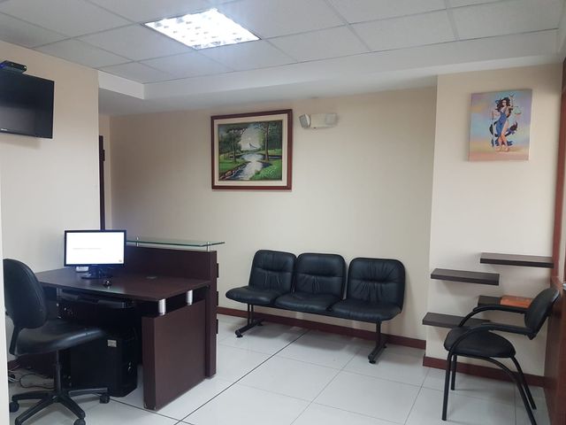 OFICINA AMOBLADA EN VENTA  AVE. ATAHUALPA Y REPUBLICA EE