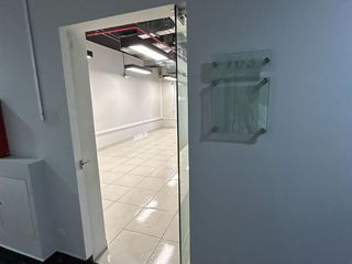 Foto 2 de ALQUILO MODERNA OFICINA EN AV BENAVIDES, MIRAFLORES