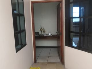 Foto 11 de Kennedy Norte Alquiler de grande casa de dos areas con uso de suelo comercial - excelente ubicación (J Luna)