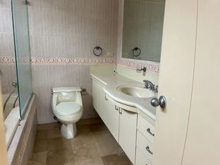 Venta de hermosa casa en Los Parques,  sector de Los Ceibos