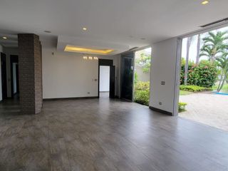 Foto 8 de En venta lujosa y moderna casa Urbanización Laguna del Sol, via a Samborondon