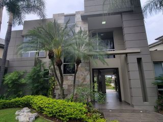 Foto 1 de En venta lujosa y moderna casa Urbanización Laguna del Sol, via a Samborondon