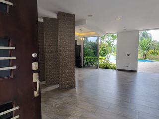 Foto 6 de En venta lujosa y moderna casa Urbanización Laguna del Sol, via a Samborondon