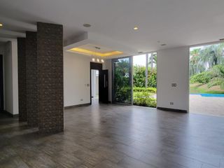 Foto 4 de En venta lujosa y moderna casa Urbanización Laguna del Sol, via a Samborondon