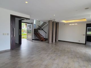 Foto 9 de En venta lujosa y moderna casa Urbanización Laguna del Sol, via a Samborondon