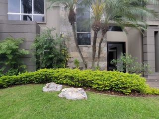 Foto 2 de En venta lujosa y moderna casa Urbanización Laguna del Sol, via a Samborondon