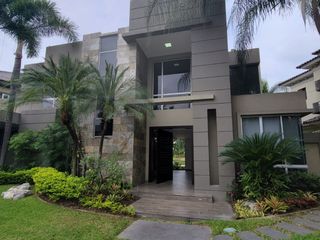 Foto 3 de En venta lujosa y moderna casa Urbanización Laguna del Sol, via a Samborondon