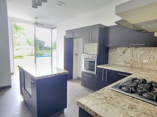 Foto 16 de En venta lujosa y moderna casa Urbanización Laguna del Sol, via a Samborondon