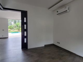 Foto 10 de En venta lujosa y moderna casa Urbanización Laguna del Sol, via a Samborondon