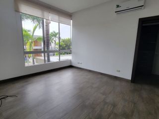 Foto 27 de En venta lujosa y moderna casa Urbanización Laguna del Sol, via a Samborondon