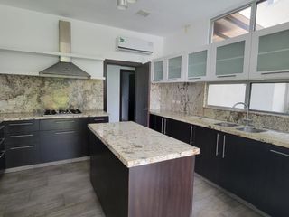Foto 17 de En venta lujosa y moderna casa Urbanización Laguna del Sol, via a Samborondon