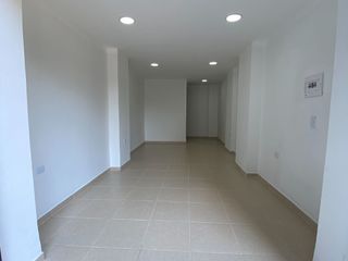 Foto 1 de ARRIENDO  LOCAL COMERCIAL BARRIO LA SALLE cra 28 con 66 frente a city center
