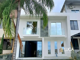 Foto 1 de Moderna Casa en Venta sector sur de Manta, Zona Resindencial, Manta, Ecuador
