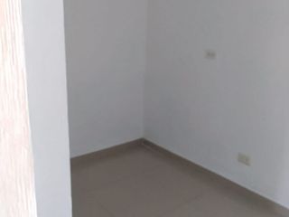 ARRIENDO AMPLIA CASA COMERCIAL BARRIO CADIZ