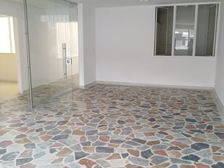 ARRIENDO AMPLIA CASA COMERCIAL BARRIO CADIZ