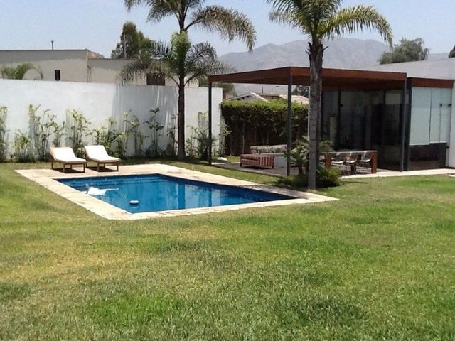 VENDO CASA CON PISCINA EN URB. LA PLANICIE – LA MOLINA