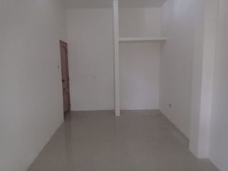 Departamento en planta baja de alquiler en Guayacanes, uso comercial.