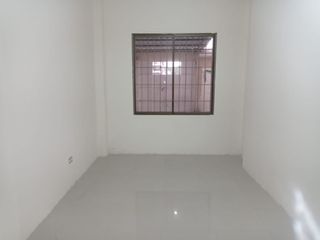 Departamento en planta baja de alquiler en Guayacanes, uso comercial.