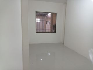 Departamento en planta baja de alquiler en Guayacanes, uso comercial.