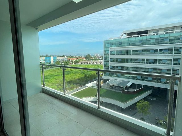 Alquiler departamento amplio en Arcos Plaza - full amoblado
