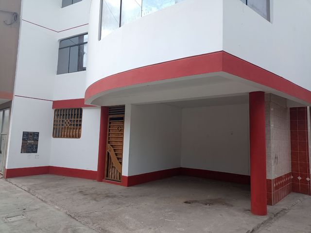 Urb. Santa Teresa de Ávila,  Edificio frente al Restaurante Paisa.