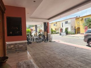 Se vende Casa Bifamiliar en Valle Alto
