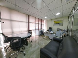 VENTA DE OFICINA EN EL EDIFICIO SKY BUILDING INCLUYE PARQUEO