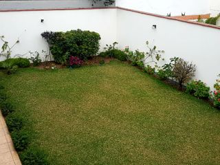 Venta de hermosa Casa en exclusiva zona de Miraflores con amplio jardin